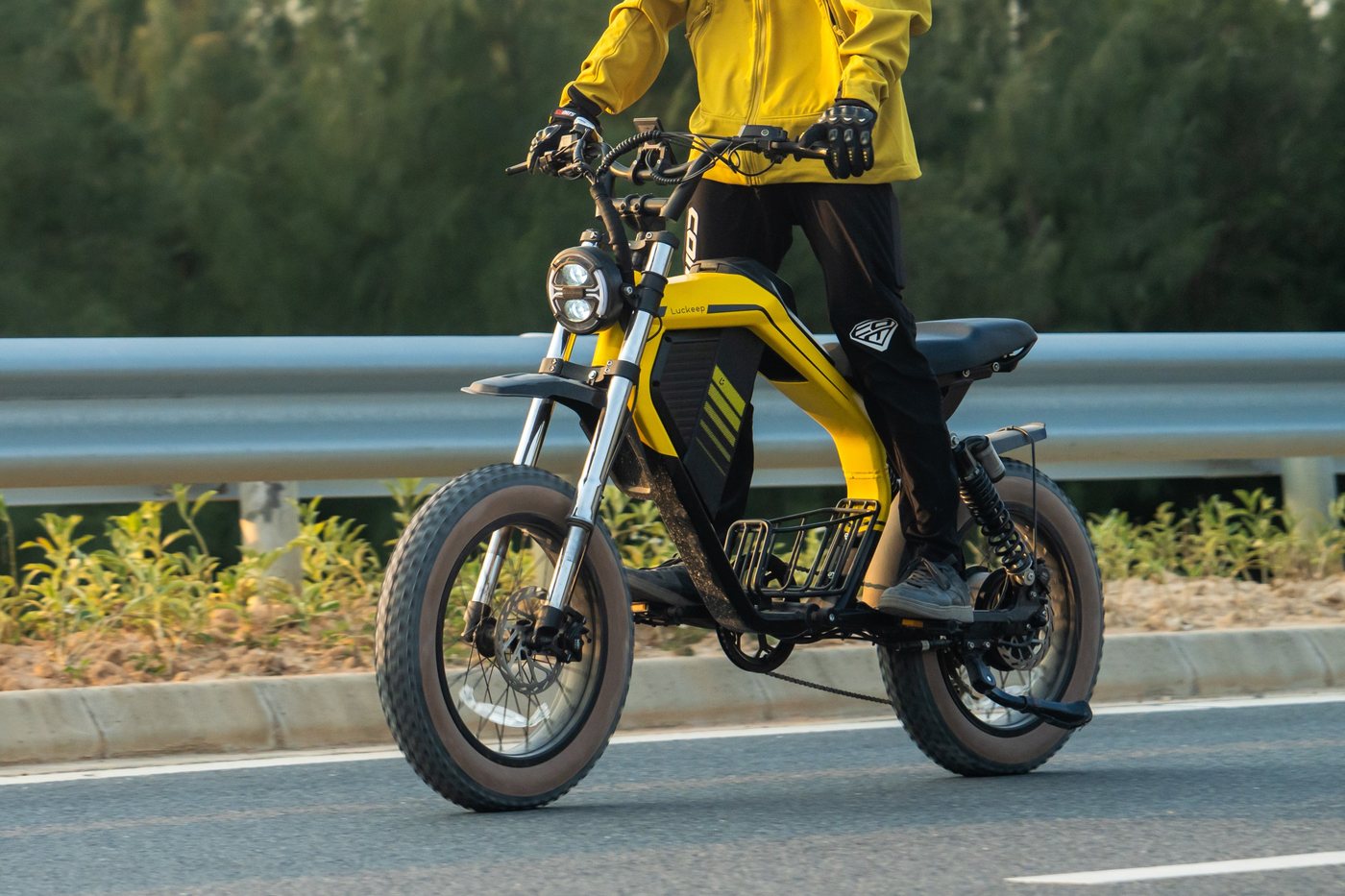 E-Bike X5 Max auf der Stra&szlig;e